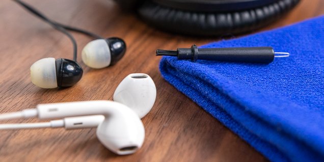 How to clean your earbuds?