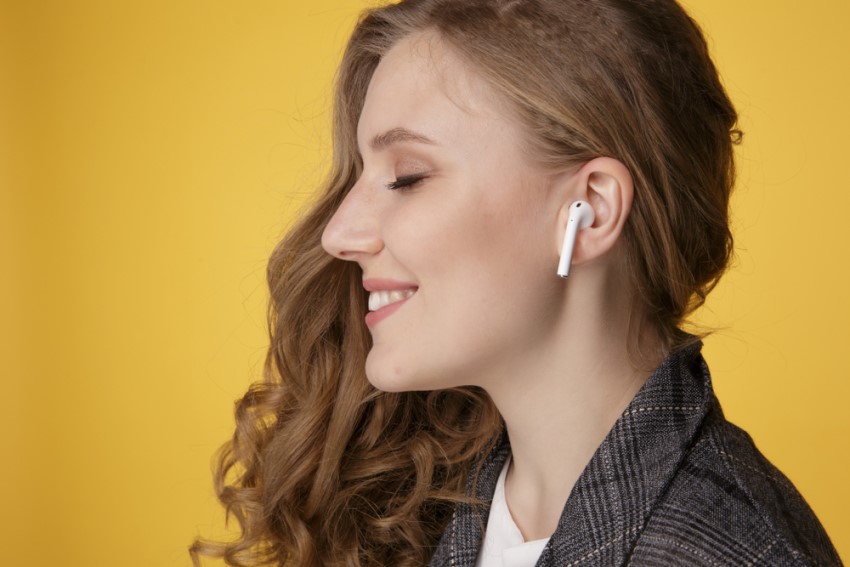 What are the benefits of using earbuds?