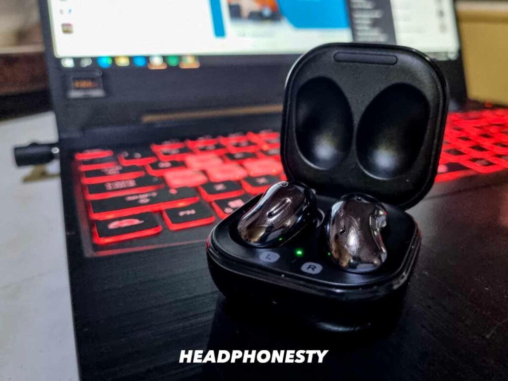 how to connect earbuds to laptop