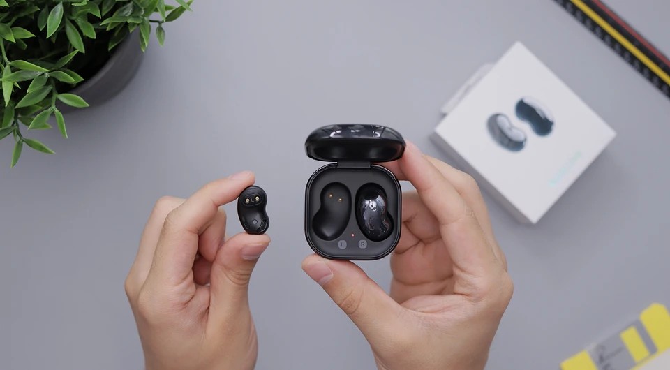 How to charge true wireless earbuds with charging case